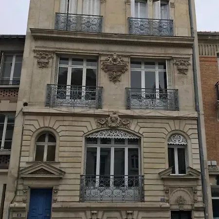 Le Sacre, Au Pied De La Cathedrale Reims