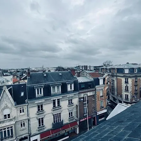 Le Sacre, Au Pied De La Cathedrale Reims